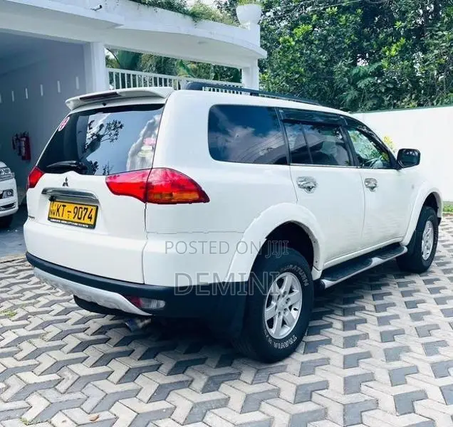 Mitsubishi Montero 2012