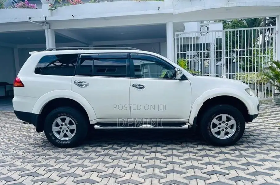 Mitsubishi Montero 2012