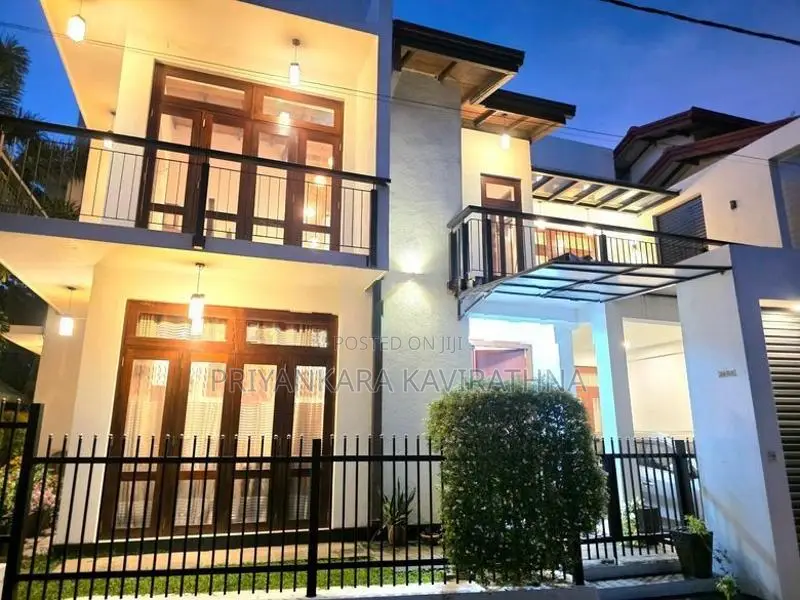 Bricks Walls - 13 Perches Luxury 2 Storied House in Mattegoda