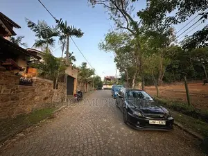 අතුරුගිරිය හයිවේ එකට පයින් යන දුරින් නේවාසික බින්