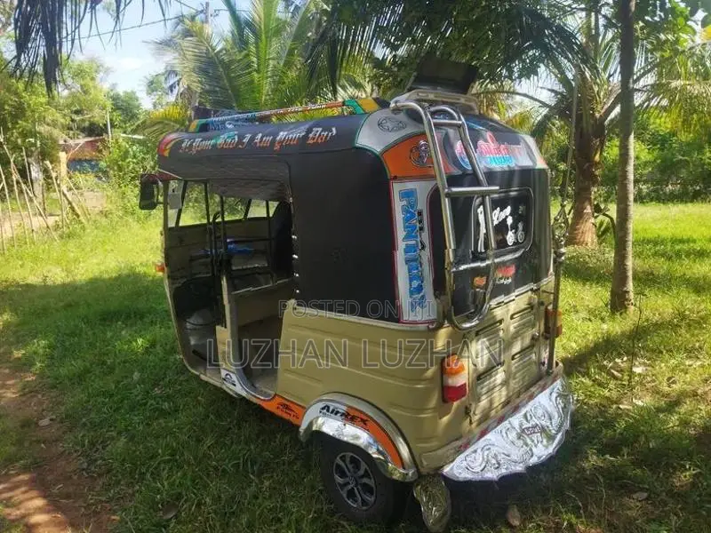 Bajaj RE 2000