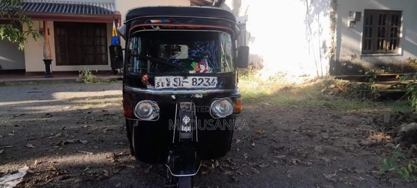 Bajaj RE 205 2011