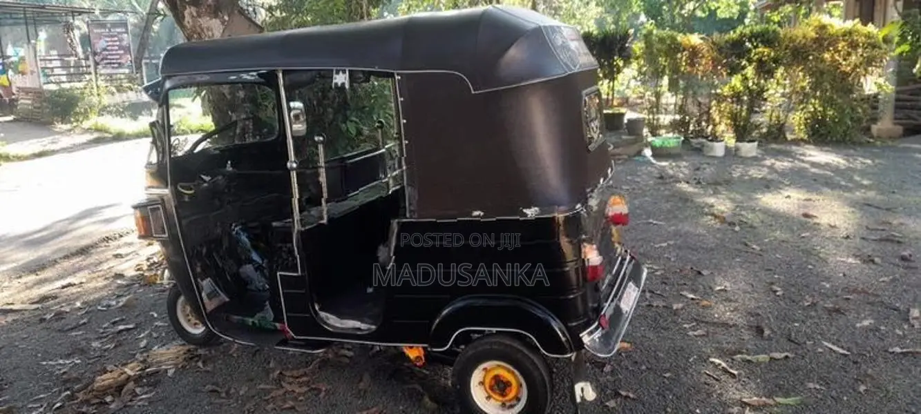 Bajaj RE 205 2011
