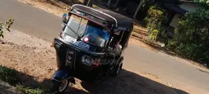Bajaj RE 205 2011