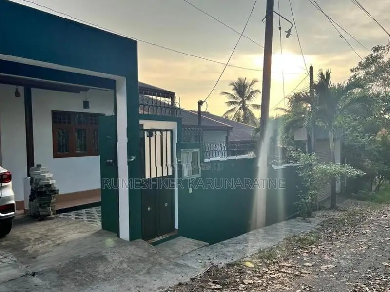 3 Bedrooms House with 10.5 Perch Land in Batuwandara