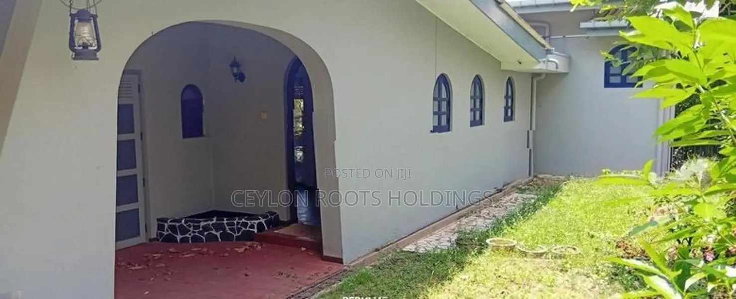 Beautiful Semi Furniture Old House With Stairs for Rent in kotalawala