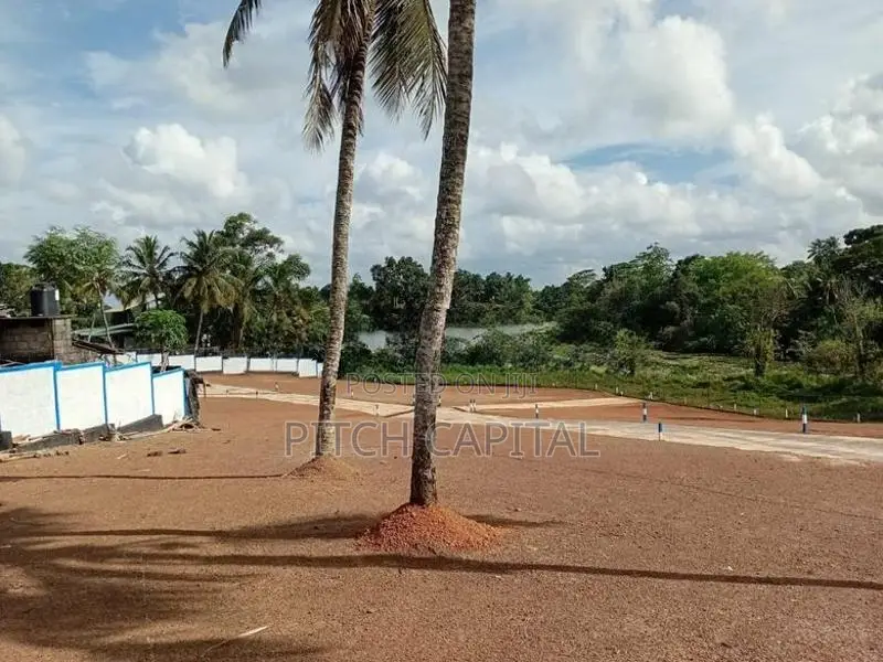 බණ්ඩාරගම නගරයෙන් වැවට මුහුණලා ඉඩමක්