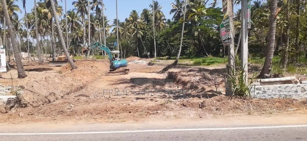පැල්ලැන්දෙනිය හන්දියෙන් ඉඩමක්