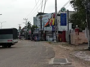 කිරිබත්ගොඩ නගරයෙන්ම ව්‍යාපාරයකට වුවද සුදුසු දෙමහල් නිවස විකිණීමට.