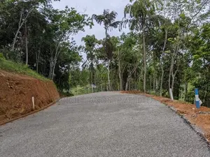 හබරාදුව දික්කුඹුර පාරෙන් නේවාසික බිම් කොටස්