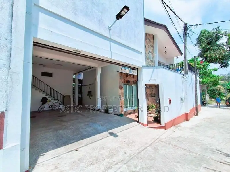 Luxury 4 Bedrooms House for sale in Piliyandala Bypass road
