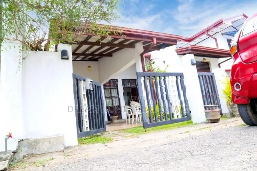 Charming Modern Home Convenient Location Adiambalama