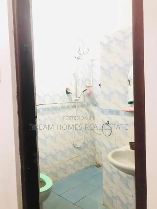 Charming Modern Home Convenient Location Adiambalama