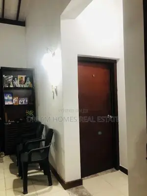 Charming Modern Home Convenient Location Adiambalama
