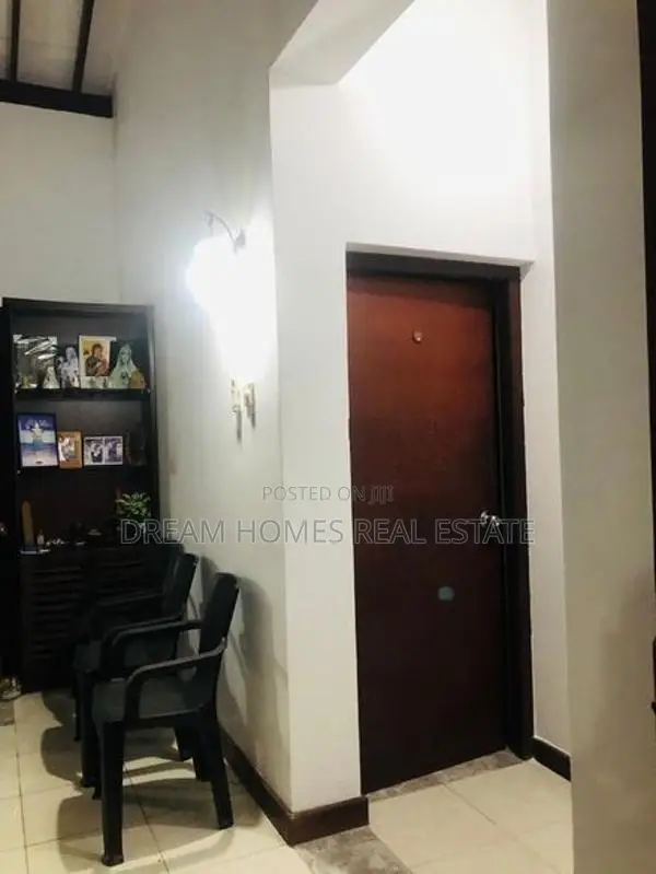 Charming Modern Home Convenient Location Adiambalama