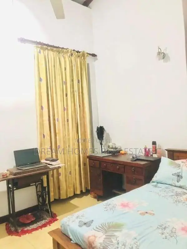 Charming Modern Home Convenient Location Adiambalama