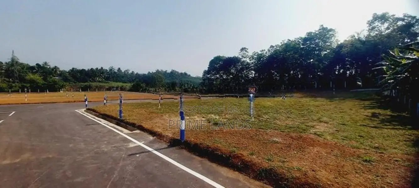 අලුබෝමුල්ල හන්දියේන් වටිනාකමින් වැඩී ඉඩමක්