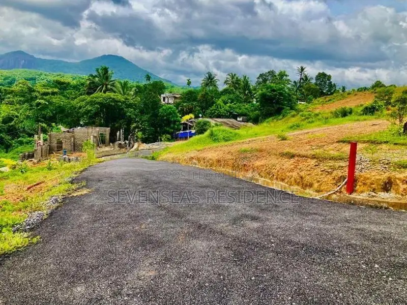 අවිස්සාවේල්ල ප්‍රදාන පාරට කිට්ටුව ඉඩම්
