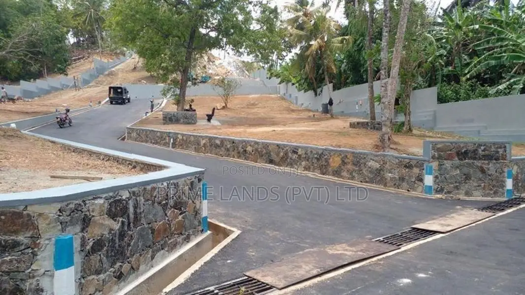 කරාපිටිය රෝහල පාරෙන් බිම් කොටස්