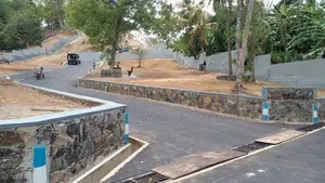 කරාපිටිය රෝහල පාරෙන් බිම් කොටස්