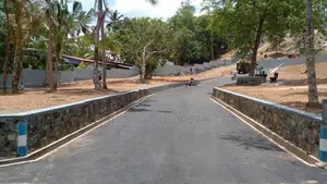 කරාපිටිය රෝහල පාරෙන් බිම් කොටස්