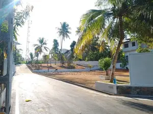මීපාවලින් ප්‍රධාන පාරට මුහුණලා බිම් කොටස්