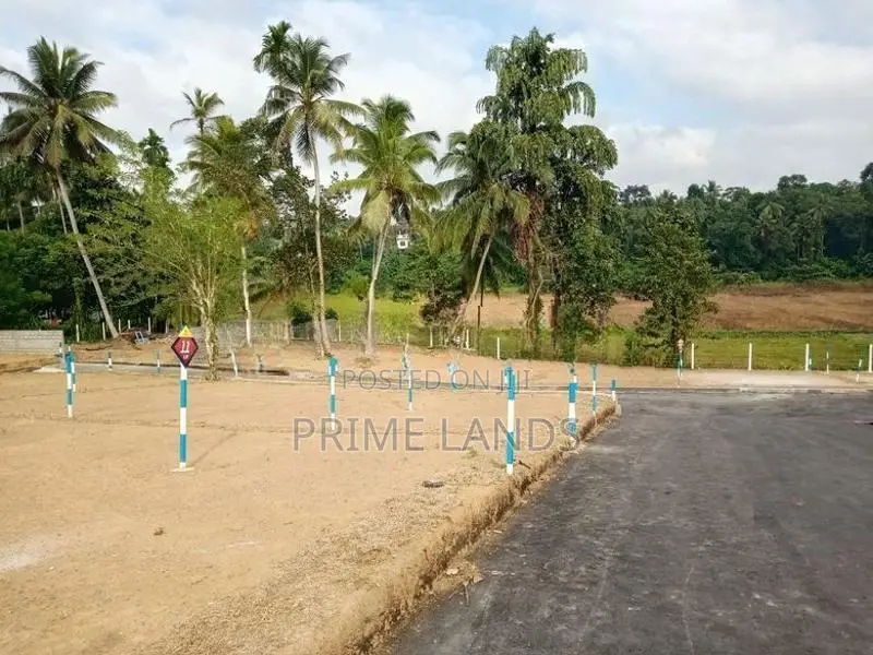 මිනුවන්ගොඩ වීදියවත්ත හංදියෙන් වටිනා ඉඩමක්