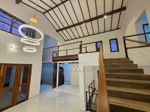11.5 Perch / Mordern Architecture Designed Luxury House in Piliyandala