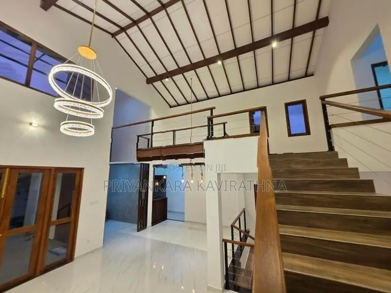 11.5 Perch / Mordern Architecture Designed Luxury House in Piliyandala