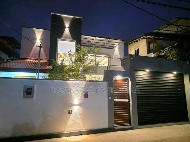 11.5 Perch / Mordern Architecture Designed Luxury House in Piliyandala
