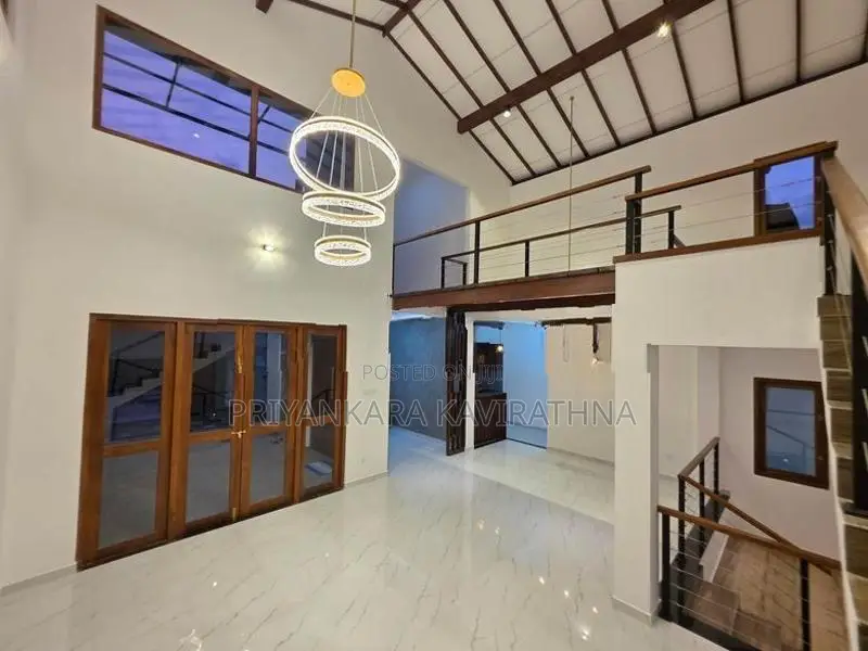 11.5 Perch / Mordern Architecture Designed Luxury House in Piliyandala