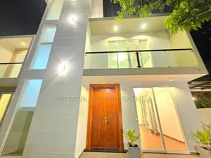 පිලියන්දල ටවුමෙන් සුකෝපබෝගී අලුත්ම තෙමහල් නිවස විකිනීමට With Pool