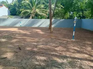 කඩවත - ඉඳිගහමුල හංදියට ළඟින් බිම් කොටසක්