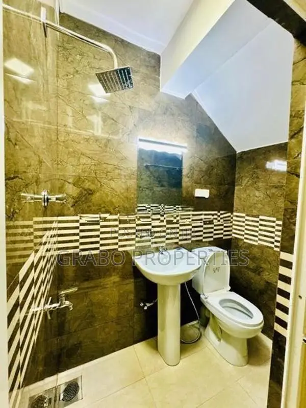 Entire Building for Accomodation near port city in Pettah colombo 1
