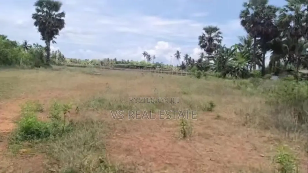 புன்னாலைக்கடுவன் பலாலி சாலை அருகில் காணி விற்பனைக்கு