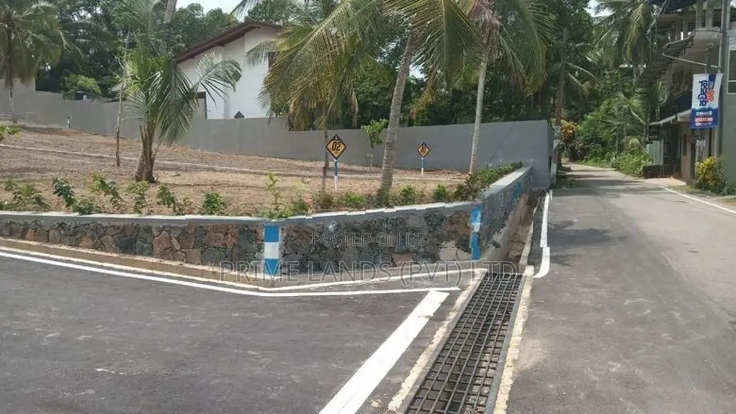 ගාල්ල කලහේ සංචාරක කලාපයෙන් බිම් කොටස්