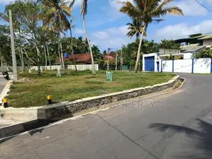 මාතර සංචාරක පුරවරයෙන් බිම් කොටස්