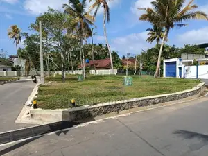 මාතර සංචාරක පුරවරයෙන් බිම් කොටස්