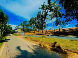 අලුත්ගම මතුගම ප්‍රධාන බස් පාරට මුහුණලා බිම් කොටස