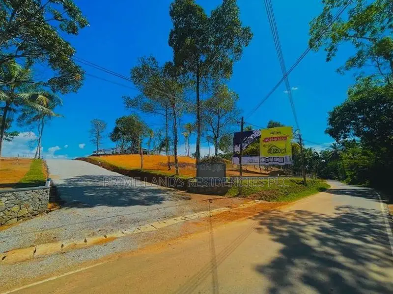 අලුත්ගම මතුගම ප්‍රධාන බස් පාරට මුහුණලා බිම් කොටස