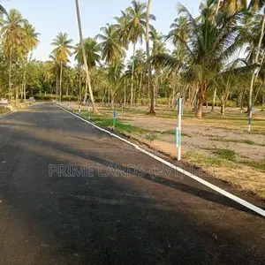 ගම්පහ 211 බස් පාරට මුහුණළා නයිවලින් ඉඩම් කොටස්