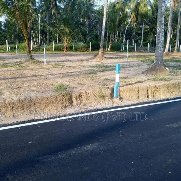 ගම්පහ 211 බස් පාරට මුහුණළා නයිවලින් ඉඩම් කොටස්