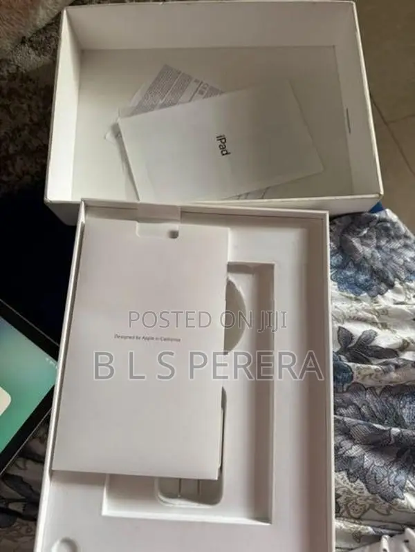 Apple iPad A2696 10th Gen
