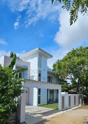 Swimming pool with luxury house Piliyandala