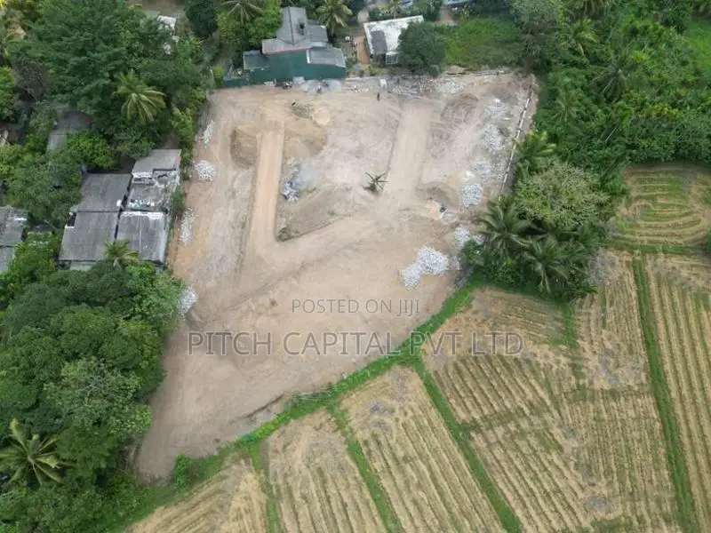 Kahathuduwa අධිවේගී පිවිසුමට සමීපයෙන් වෙල්යායකට මායීම්ව බිම්කොටස්