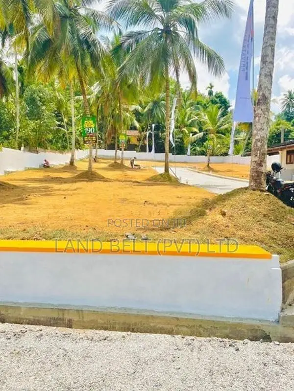සිමිත බිම් කොටස් කිහිපයේ හොඳම ඉඩමක් Panadoda