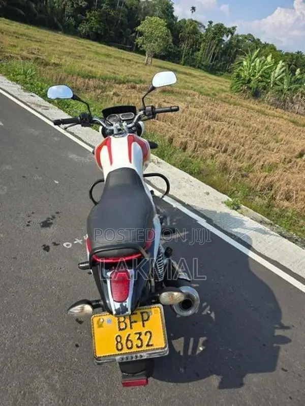 Bajaj V15 2016