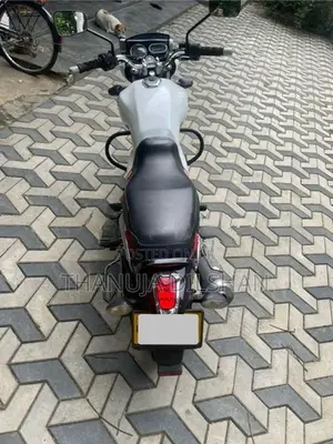 Bajaj V15 2016