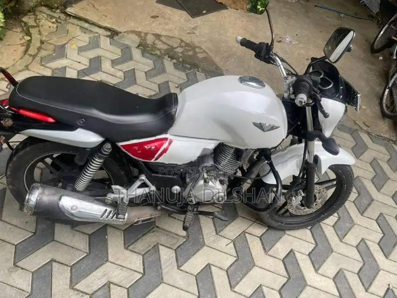 Bajaj V15 2016