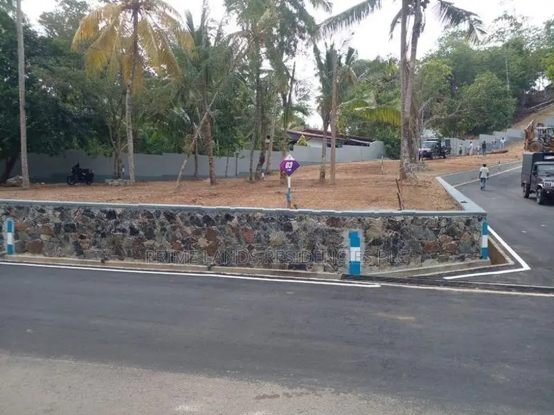 කරාපිටියෙන් බිම් කොටස්